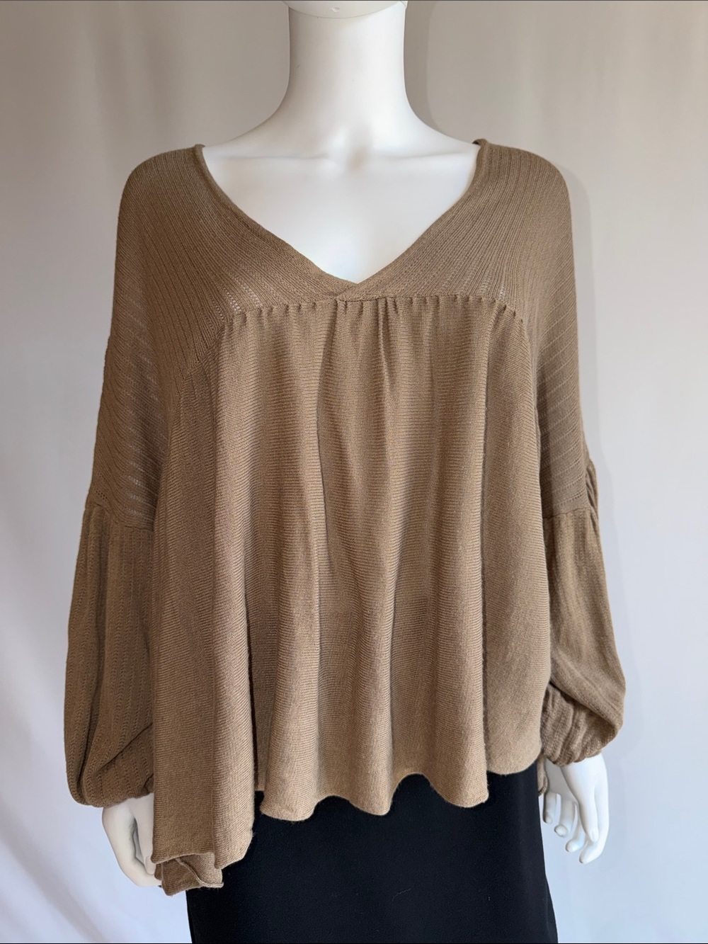 Free People Camel V-Neck Balloon Sleeve Knit Tunic